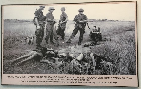 Hình 2 2 Lính Mỹ chém giết dân ở Tây Ninh 1967 Nguồn Chụp tại bảo tàng 2