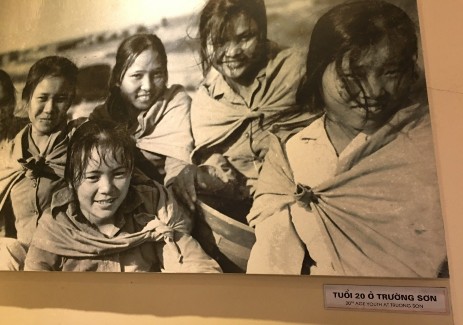 Hình 2 3 Tuổi 20 ở Trường Sơn Nguồn Chụp tại bảo tàng đường Hồ Chí 1