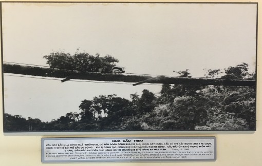 Hình 2 4 Qua cầu treo Nguồn Chụp tại bảo tàng đường Hồ Chí Minh Hà Đông 2