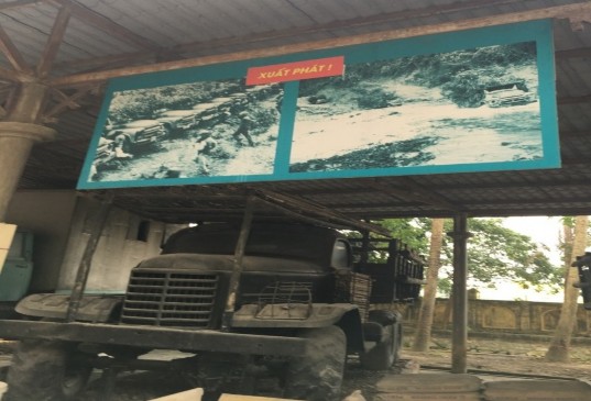 Hình 2 5 Xe cơ giới chở hàng vào miền Nam Nguồn Chụp tại bảo tàng đường 3