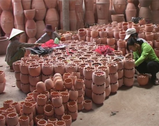 Lao động đang đánh bóng gốm Nghề làm bánh tráng nem Nghề đan lát đan lục 6