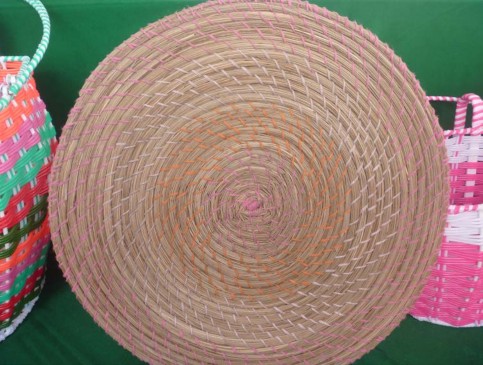 Hình 2 14 Sản phẩm của làng nghề Hưng Mỹ thảm lát Hình 2 15 Sản phẩm 12