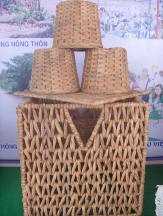 Hình 2 16 Sản phẩm của làng nghề Hưng Mỹ Hình 2 17 Sản phẩm của làng nghề 14