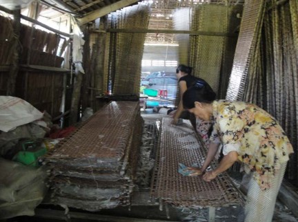 Hình 2 7 Một khâu sản xuất sản phẩm của làng nghề đan đát – thủ công mỹ 5