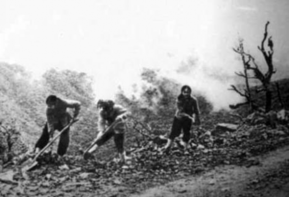 Các nữ TNXP Đại đội 317 san lấp hố bom để thông đường ở Truông Bồn trong 2