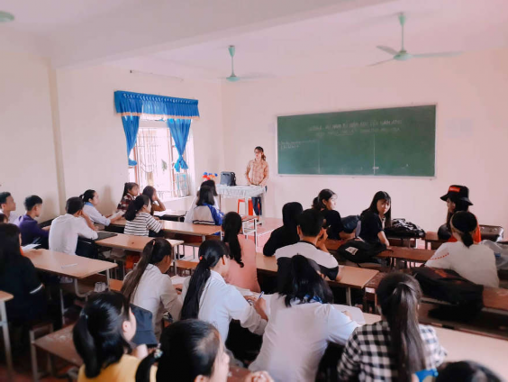 HS trường THPT Thanh Chương 1 học bài 14 Lịch sử lớp 12 8