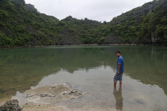 Ảnh 2 3 Địa hình các đỉnh karst liên kết bao quanh một lũng karst ngập nước 1