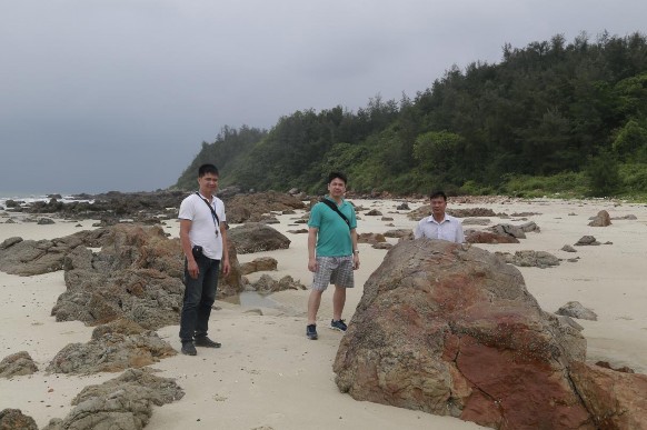 Ảnh 2 5 Bề mặt mài mòn do hoạt động của sóng biển Ảnh Đỗ Trung Hiếu 2