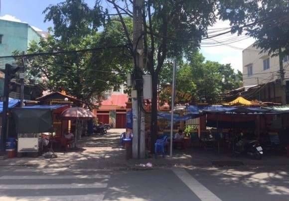 Hình ảnh Sự buôn bán nhếch nhác trước cổng đình Vĩnh hội 8 Lò Gốm Hưng 10