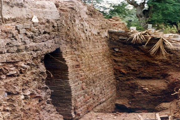 Hình Cửa lò phía Đông Hình Phần gốm còn soát lại trong qua trình khai quật 11