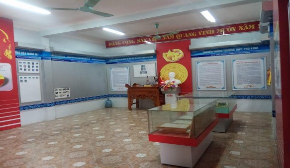 Hình 18 Phòng truyền thống trường THPT Phú Bình Nguồn Tác giả tự chụp Hình 12