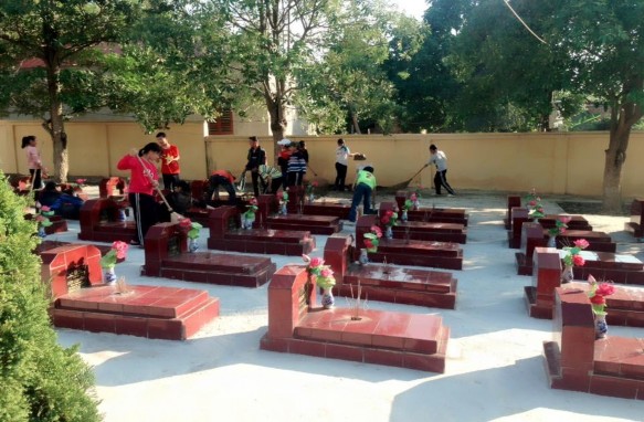 Hình 10 Học sinh trường THCS thị trấn Hương Sơn chăm sóc nghĩa trang liệt sĩ 4