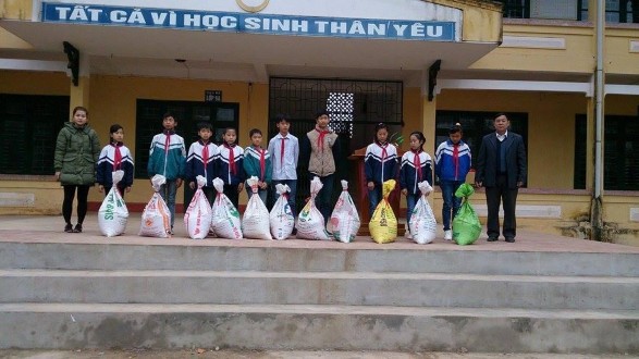 Hình 12 Chương trình Hũ gạo tình thương Tiếp bước tới trường 6