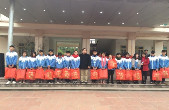 Hình 15 Chương trình trao quà tết cho học sinh nghèo trường THPT Điềm Thụy 9