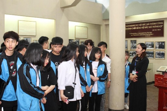 Hình 1 HS tham quan nhà trưng bày di tích ATK Định Hóa Hình 2 Bài thu hoạch của HS 1