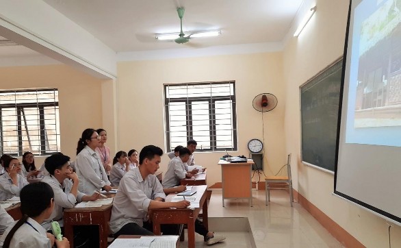 Hình 2 HS quan sát trả lời câu hỏi về di tích lán Tỉn Keo Hình 3 GV tổ chức 2