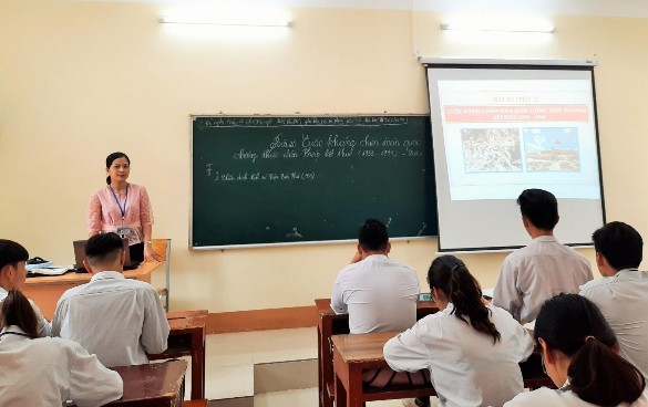 Hình 3 GV tổ chức cho HS hoạt động hình thành kiến thức Hình 4 GV hướng dẫn 3