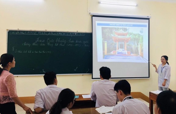 Hình 6 Tổ chức hoạt động vận dụng kiến thức Hình 7 HS đóng vai thuyết minh 6