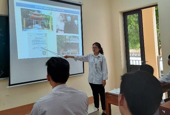 Hình 7 HS đóng vai thuyết minh viên di tích Hình 8 GV tổ chức hoạt động tìm 7