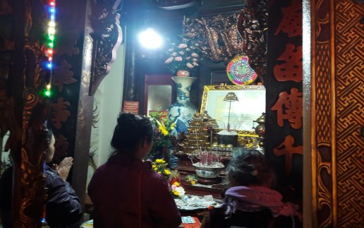 6 8 Ban thờ Công đồng Nguồn Tác giả chụp tháng 10 2017 6 9 Ban thờ Lịch lộ 8