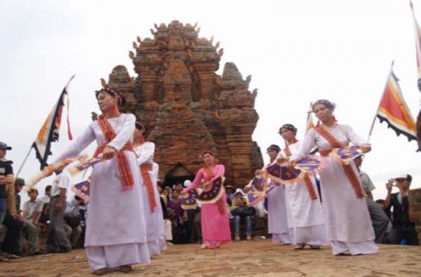 HÌNH 8 LỄ HỘI KA TÊ CỦA NGƯỜI CHĂM HÌNH 9 BẢO TÀNG HỒ CHÍ MINH TẠI BÌNH 8