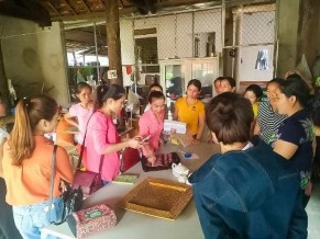 Hình 5 11 Tranh thổ cẩm Nguồn Tác giả luận án năm 2019 Hình 5 12 Người 12