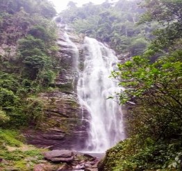 Hình 5 1 Du lịch sông Giăng Nguồn Tác giả luận án năm 2017 Hình 5 2 Thác 2