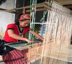 Hình 5 7 Dệt thổ cẩm Nguồn Tác giả luận án năm 2017 Hình 5 8 Gian hàng 7