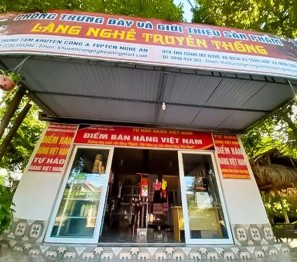 Hình 5 7 Dệt thổ cẩm Nguồn Tác giả luận án năm 2017 Hình 5 8 Gian hàng 8