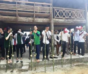 Hình 5 27 Trò chơi dân gian với hoạt động du lịch cộng đồng Nguồn Vi Thị 11