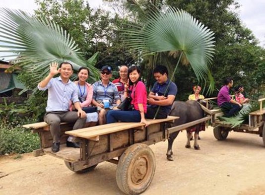 Hình 5 32 Khách du lịch trải nghiệm dịch vụ xe trâu Nguồn Lô Thị Hoa năm 16