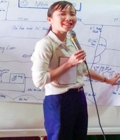 Hình 5 35 Người dân địa phương thuyết minh về tuyến điểm du lịch cộng 19