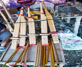 Hình 5 17 Nhạc cụ được bày bán tại chợ phiên Mường Quạ Nguồn Tác giả 2