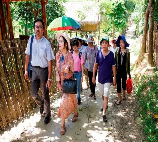 Hình 5 35 Người dân địa phương thuyết minh về tuyến điểm du lịch cộng 20