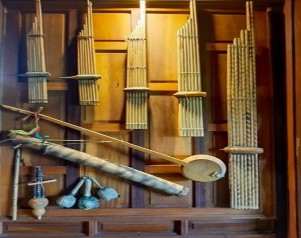 Hình 5 17 Nhạc cụ được bày bán tại chợ phiên Mường Quạ Nguồn Tác giả 3