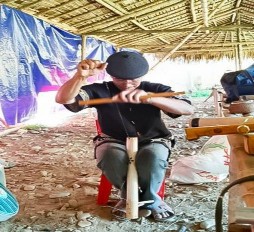 Hình 5 19 Nghệ nhân chế tác nhạc cụ tại chợ phiên Mường Quạ Nguồn Tác 4