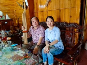 Hình 5 19 Nghệ nhân chế tác nhạc cụ tại chợ phiên Mường Quạ Nguồn Tác 5