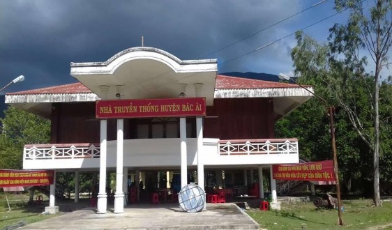 Hình 11 Nhà truyền thống huyện Bác Ái Hình 12 Biểu diễn mã la phục vụ du 11