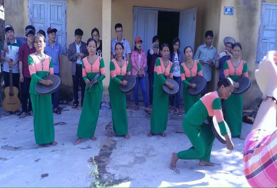 Hình 12 Biểu diễn mã la phục vụ du khách ở xã Phước Thắng huyện Bác Ái 12