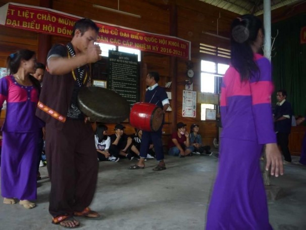 Hình 14 Biểu diễn văn hóa dân gian tại vườn quốc gia Phước Bình Hình 15 14