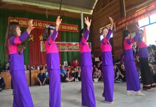 Hình 15 Biểu diễn các điệu múa dân gian Raglai tại Vườn quốc gia Phước Bình 15