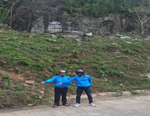 Hình 16 Du khách tham quan bẫy đá Pi năng Tắc tại xã Phước Bình 16