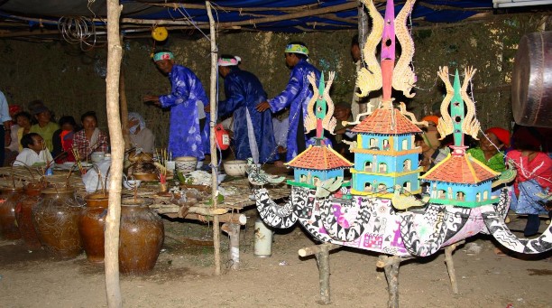 Hình 2 Lễ vật trong lễ bỏ mả của người Raglai ở xã Phước Đại huyện 2