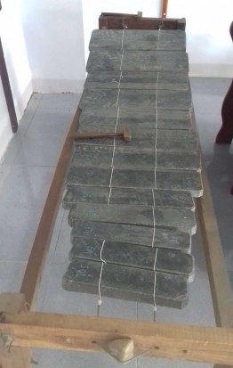 Hình 5 Đàn Chapi của người Raglai Hình 6 Đàn đá của người Raglai Hình 7 Khèn 6