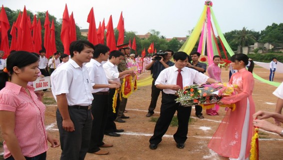 Ảnh 4 4 Chủ tịch UBND huyện tặng quà lưu niệm cho các đơn vị tham gia – tác 4