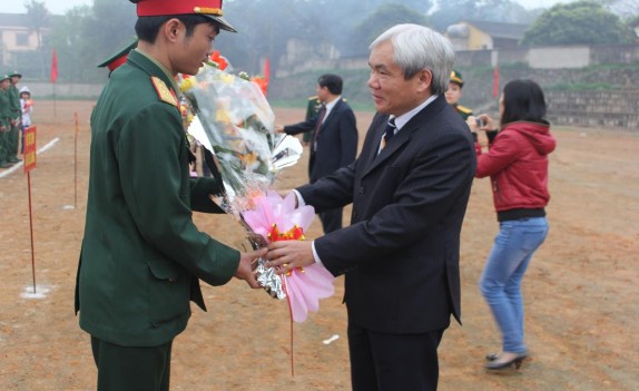 Ảnh 4 8 Đ c Đào Văn Phùng Bí thư huyện ủy Phù Ninh tặng hoa cho các đơn vị 8