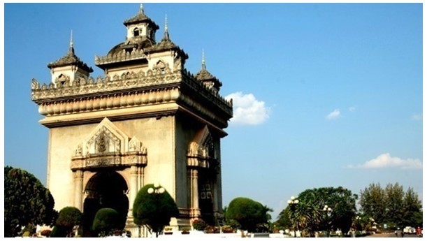 Hình 9 Tượng đài chiến thắng Pạ Tu Xay 3 1 3 Du lịch lễ hội Lào là 3