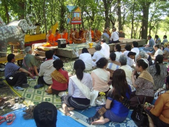 Hình 13 Hội Phật Vệt Xẳn Đon người dân ngồi tụng kinh ­ Hội vào chay 1