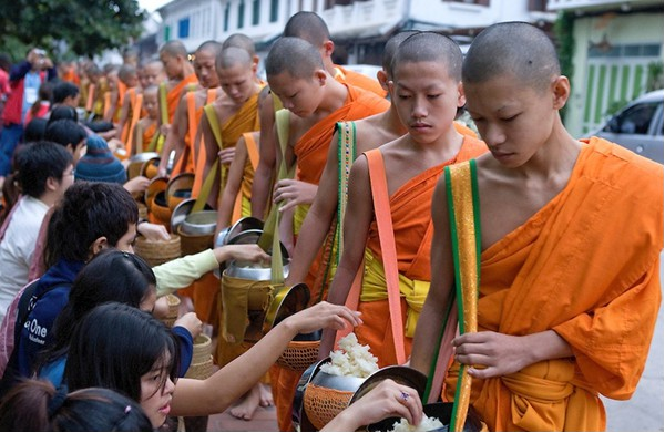 Hình 14 Dâng cơm cho sư ­ Hội mãn chay Bun Oọc Phăn Xa Hội mãn chay được 2