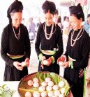 phía trước ngực thông thường là vải đen đắp lên áo chàm Tín ngưỡng 3